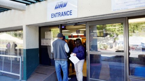 Pese al alto número de solicitudes, aún muchos inmigrantes temen acudir al DMV.
