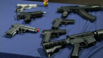 Durante una conferencia de prensa del jueves, el Departamento mostró las armas falsas confiscadas.