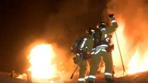 Según autoridades, dentro de una cochera explotaron tanques de oxígeno y bióxido de carbono.
