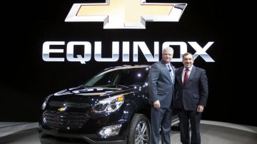 El vicepresidente de Chevrolet, Brian Sweeney y el presidente de GM en Norteamérica, Alan Batey, posan junto al modelo Equinox 2016 en Chicago.