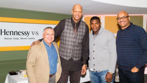 Villanueva (el más alto) con el pelotero cubano Yasiel Puig (dcha) entre los directivos de Hennessy, marca de coñac que homenajeó al baloncestista dominicano en Nueva York.