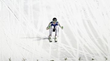 En su segundo salto, Prevc voló 250 metros para establecer la mejor marca en la historia del esquí nórdico.