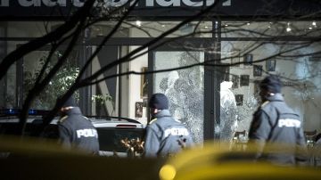 Policías investigan el lugar donde se produjo un tiroteo unas horas antes, en Dinamarca.