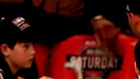 Stephen Curry y Klay Thompson se saludan en el concurso de triples de la NBA.