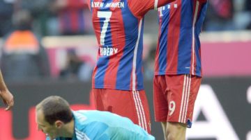 Robert Lewandowski (d) y Franck Ribery celebran un gol ante el desconsuelo de arquero Jaroslav Drobny.