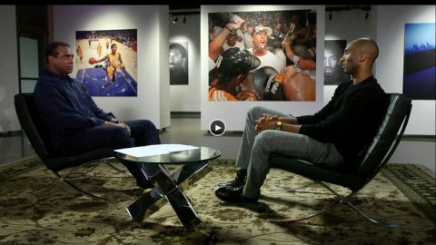 Imagen de la charla entre Ahmad Rashad y Kobe Bryant, la cual fue transmitida el lunes