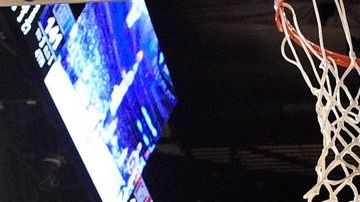 LeBron James mostró todo su poderío físico al atacar el aro durante el Partido de Estrellas.