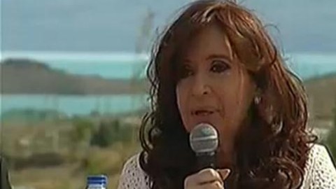 La presidenta de Argentina, Cristina Fernández, habló ayer durante  un acto público, en  El Calafate.