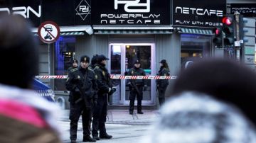La Policía danesa detuvo ayer a varias personas en una redada en un cibercafé en   un complejo de  Copenhague, con alto porcentaje de población inmigrante.