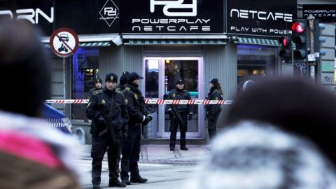 La Policía danesa detuvo ayer a varias personas en una redada en un cibercafé en   un complejo de  Copenhague, con alto porcentaje de población inmigrante.