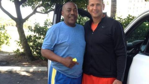 Pedro Guerrero posa aquí con Álex Rodríguez en 2014.