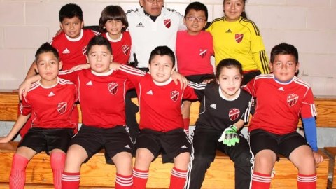 Fausto Rodas con uno de los equipos de la Academia NY Red Stars.