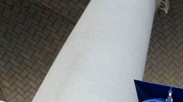 Manifestantes se reunieron a las afueras del del Ayuntamiento de Los Ángeles la mañana del martes.