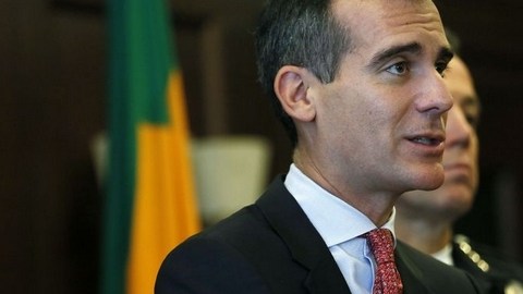 El alcalde Eric Garcetti es uno de los mandatarios locales que defienden alivios.