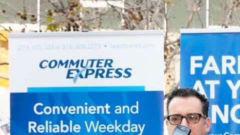 El alcalde Eric Garcetti presentó la nueva aplicación afuera del Aytunamiento de la Ciudad.