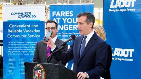 El alcalde Eric Garcetti presentó la nueva aplicación afuera del Aytunamiento de la Ciudad.