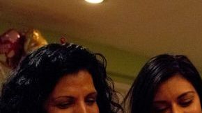 Beneficiaria del DACA celebra renovación de permiso de trabajo.