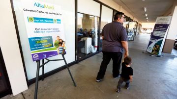 Familias asisten a la oficina de inscripción de AltaMed, en el Este de Los Ángeles, para inscribirse a Obamacare.