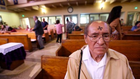 Fieles de la Iglesia Católica acuden a la iglesia Nuestra Señora Reina de Los Ángeles en la misma ciudad.