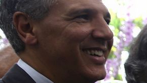 Se le ve más roja la cara.