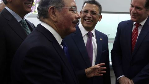 Se le ve más roja la cara.