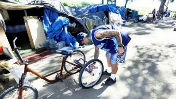 Un campamento de personas sin hogar entre el río Los Ángeles y el 710 Fwy., será desalojado.