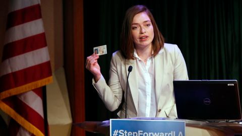 María Gómez, beneficiaria de DACA, muestra su liencia adquirida por medio de la AB60 en California durante la presentación de #StepForwardLA en Los Ángeles el pasado 13 de febrero.