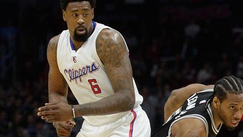 Chris Paul lucha ante dos jugadores de los Spurs.