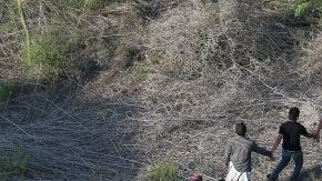 Agentes de la Patrulla Fronteriza escoltan a indocumentados detenidos en la frontera en Texas.