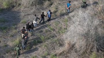 Agentes de la Patrulla Fronteriza escoltan a indocumentados detenidos en la frontera en Texas.