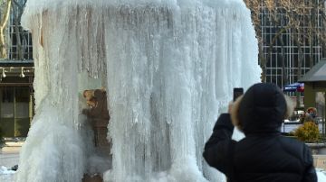Una fuente en Bryant Park en Nueva York permanece congelada. La temperatura en Central Park  el viernes fue de 2 grados F.