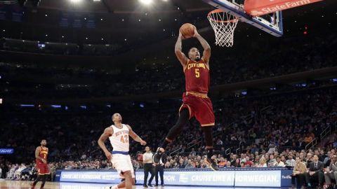 El guardia de los Cavaliers J.R. Smith (d) se prepara para hacer la clavada ante la mirada de Lance Thomas de los Knicks.