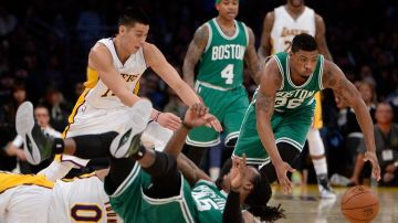 Jeremy Lin pelea un balón con los jugadores de los Celtics.