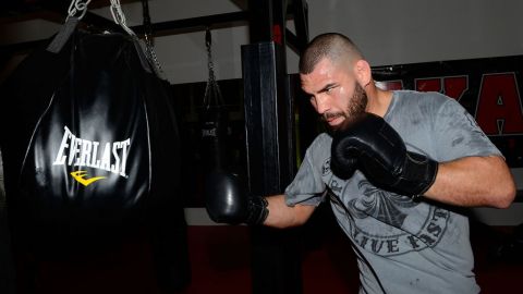 La lesión en la rodilla derecha que tuvo Velásquez en octubre del año pasado pospuso la pelea ante Werdum.