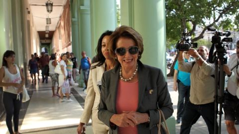 La líder demócrata Nancy Pelosi (c) en La Habana.