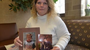 Kristine Bunch con fotos de sus hijos.