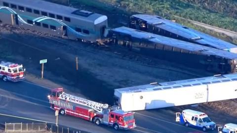 Cuatro vagones descarrilaron tras el choque con una camioneta.