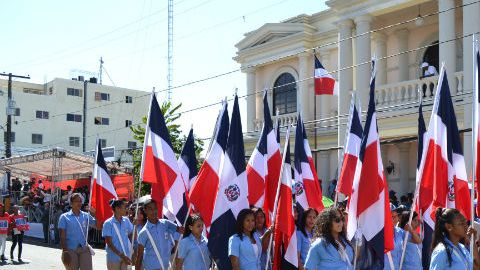 Estudiantes participaron del desfile.