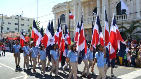 Estudiantes participaron del desfile.