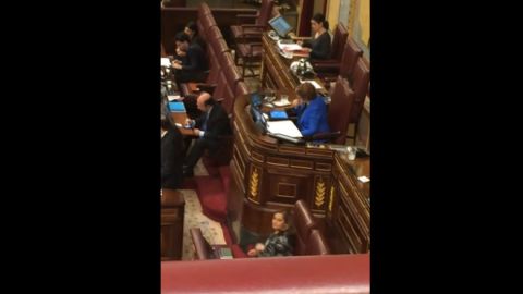 Villalobos aseguró que estaba leyendo la prensa.