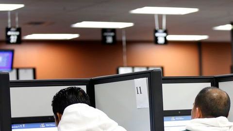 El primer paso para poder conseguir la licencia de conducir, es pasar el examen de manejo, ya sea escrito en versión digital.