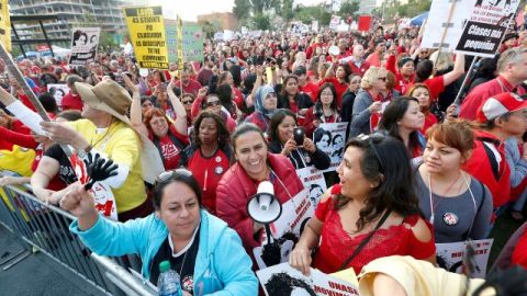 Los maestros de Los Ángeles se reclaman mejores salarios y condiciones de trabajo en Grand Park.