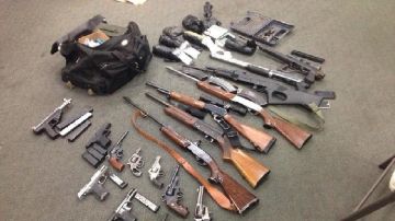 Un total de 18 armas fueron confiscadas por las autoridades de San Bernardino del negocio de Cesar de la Cruz.