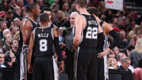 Gregg Popovich charla con los jugadores de los Spurs.