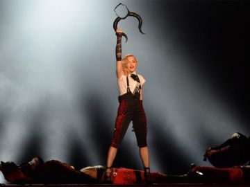 En plena ceremonia de los BRIT Awards, 'La Reina del Pop' tuvo una aparatosa caída.