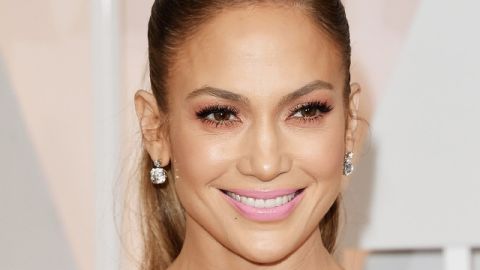 Jennifer López llevó este estilo de maquillaje natural durante la alfombra de los pasados premios Oscar.