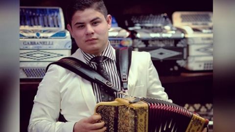 Olivas estaba cantando la canción 'Así es esto' cuando le dispararon.