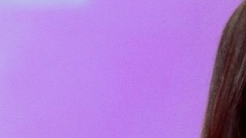 La modelo rusa hizo gala de su talento como modelo en una pasarela.