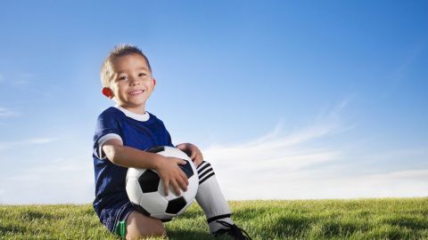 Los niños que practican deportes aprenden a trabajar en equipo para alcanzar un gol en común.