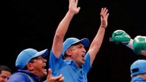 Nava celebra la victoria con su equipo.